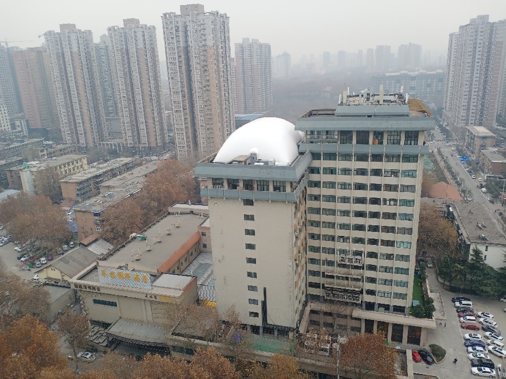 樓頂氣膜體育館是一種新型的體育場館建筑，在未來的發展中有著廣闊的前景